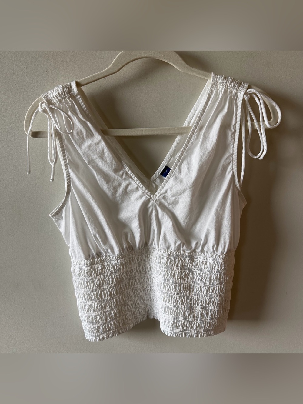 Old Navy Sleeveless v-neck tie shoulder smocked blouse